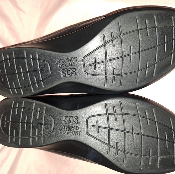 Shoes - Picture 3 of 8